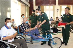 Chính ủy Quân khu thăm, tặng quà tại Trung tâm điều dưỡng thương binh Thuận Thành